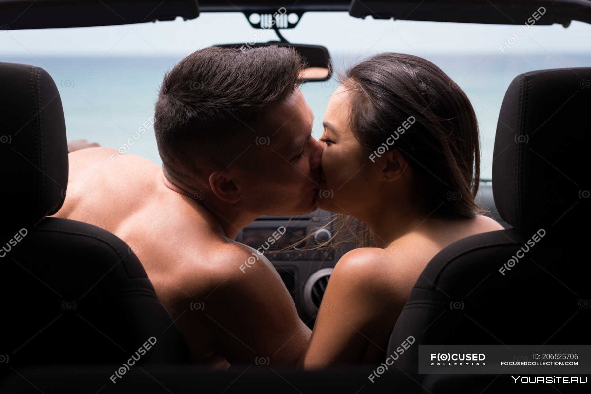 Влюбленные целуются в машине