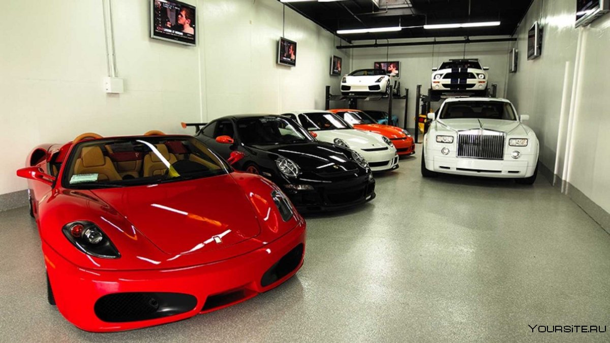 Коллекция машин в гараже