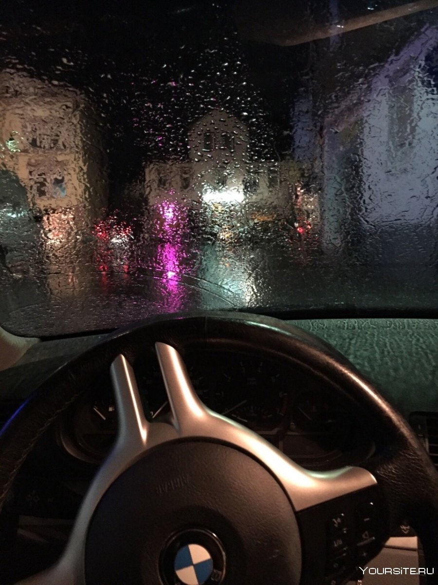 Дождь из окна машины ночью