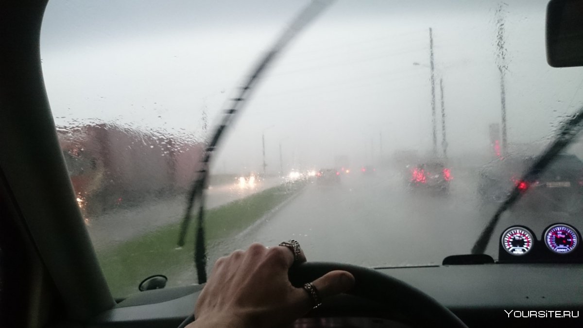 Машина едет в дождь