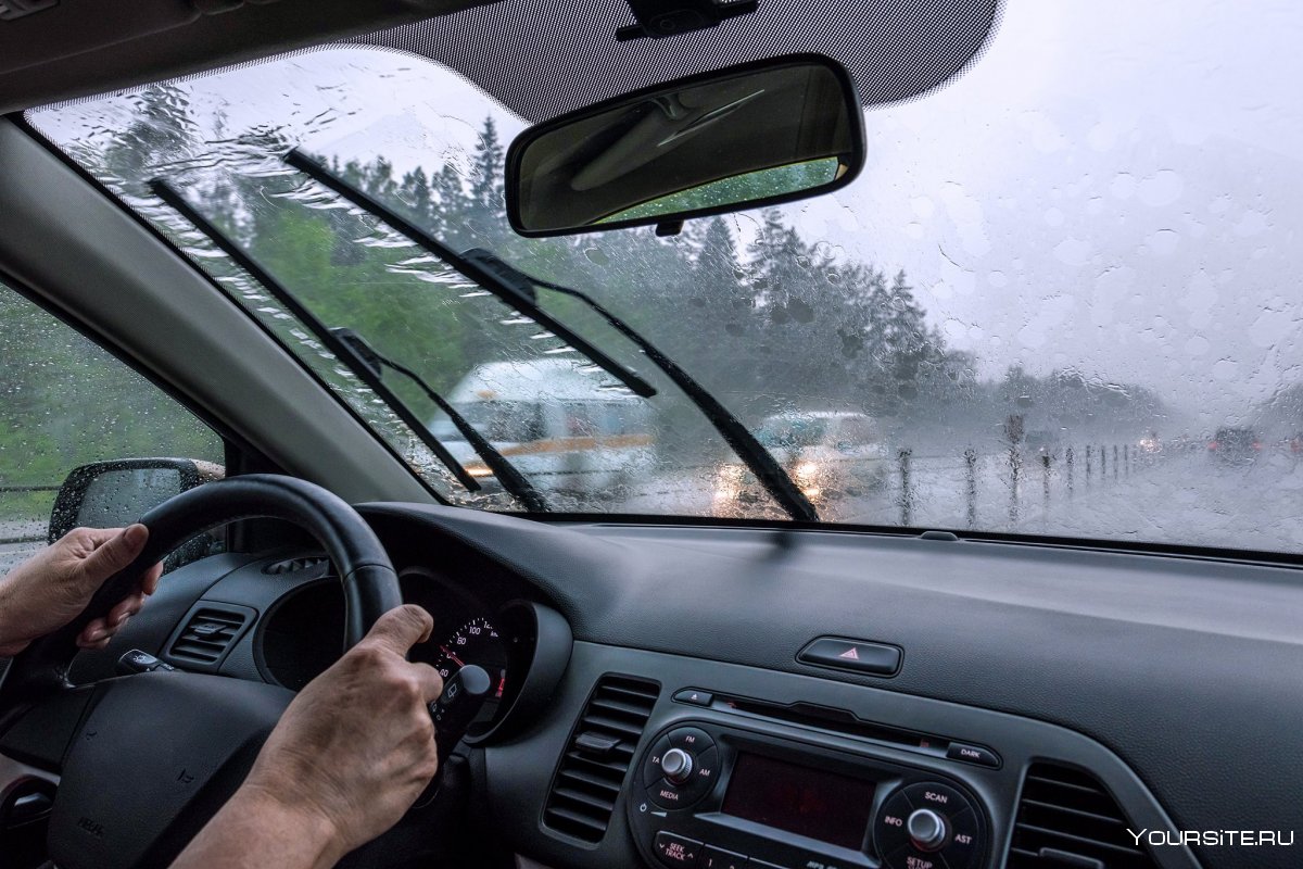 Дождь в лобовое стекло и руки на руле