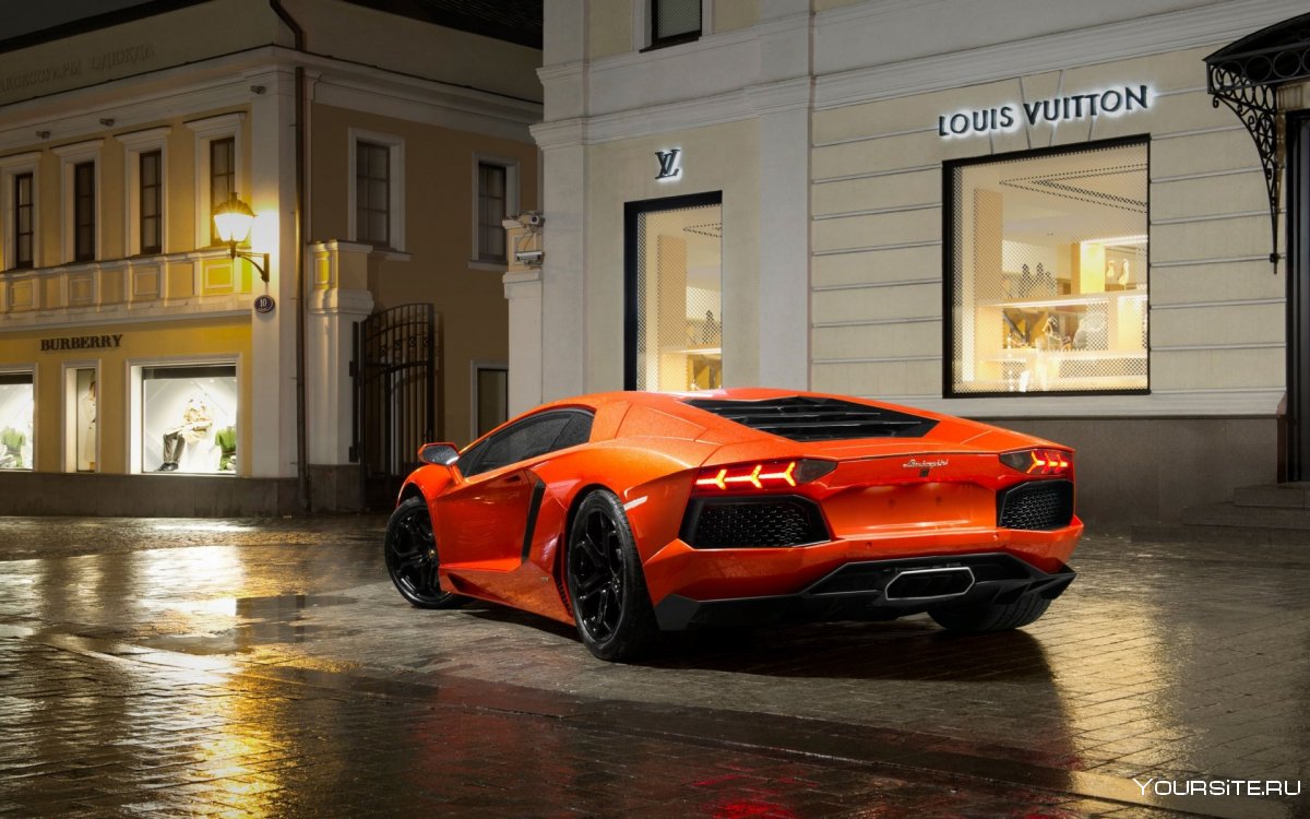 Оранжевого спорткара Lamborghini Aventador LP 700-4