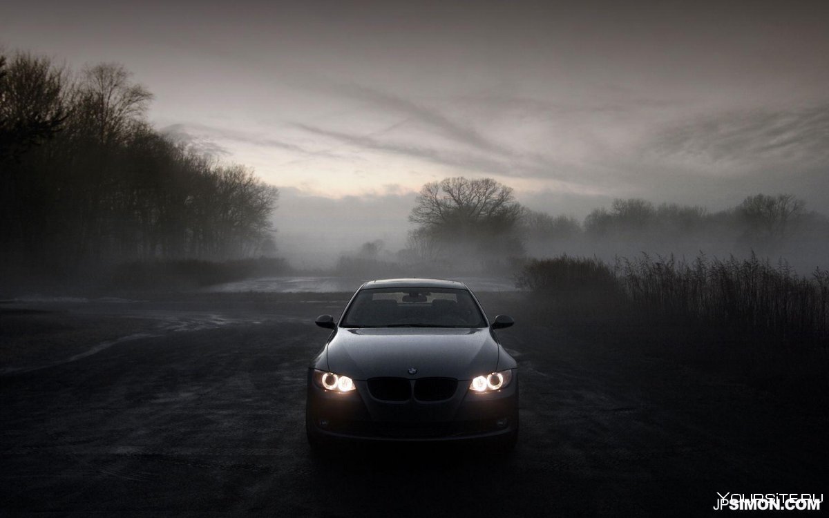 Черная машина в тумане