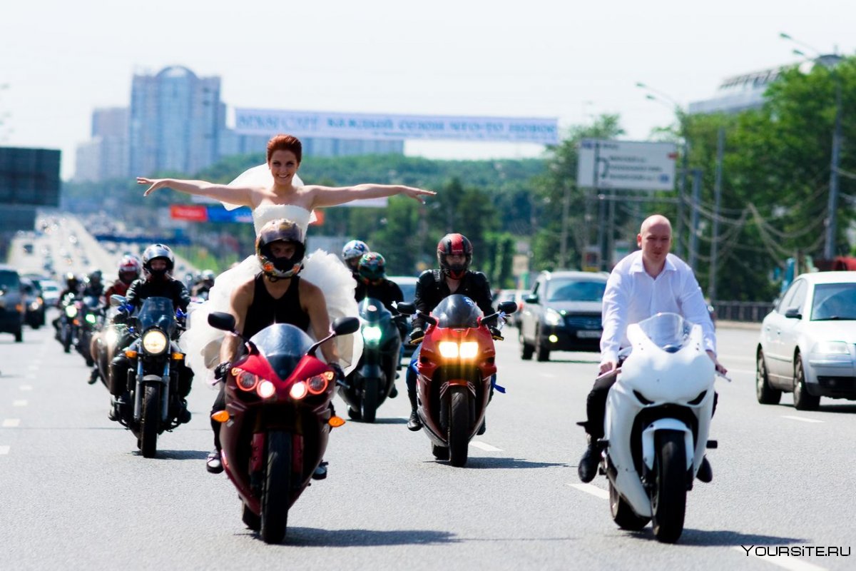 Свадебная пара на мотоцикле