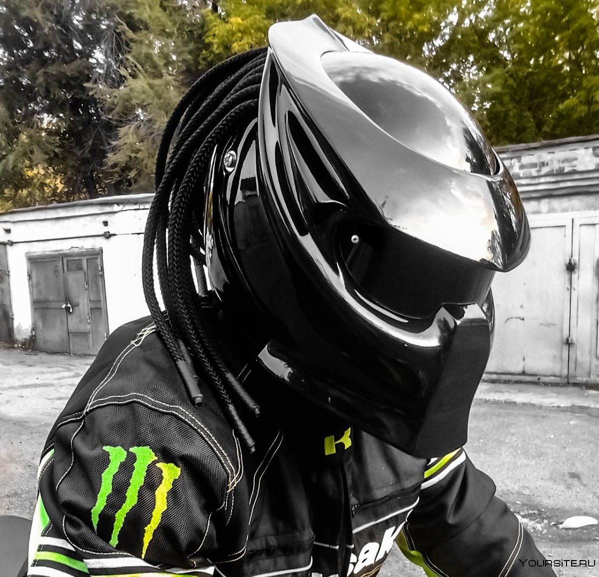 Мотоциклетный шлем хищник