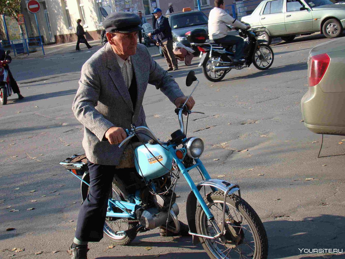 Дедушка на мотоцикле