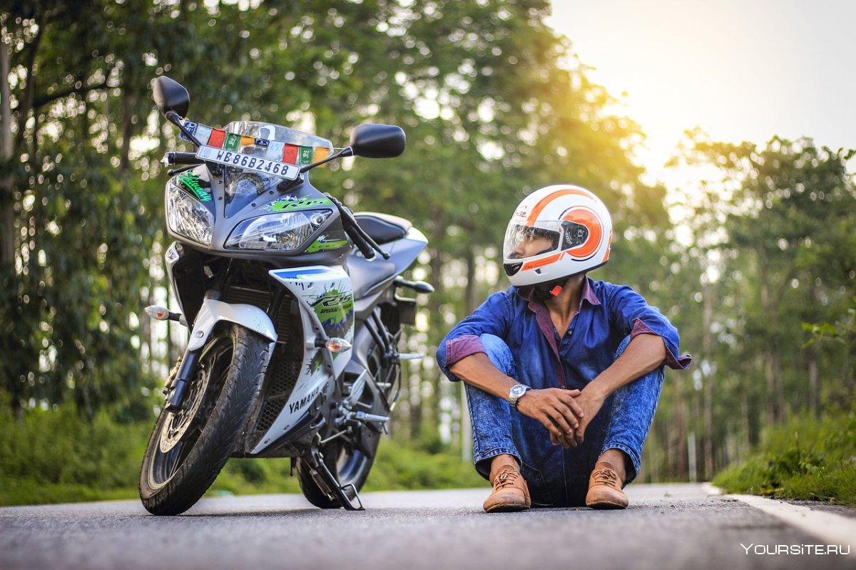 Мотоциклетный шлем на дороге