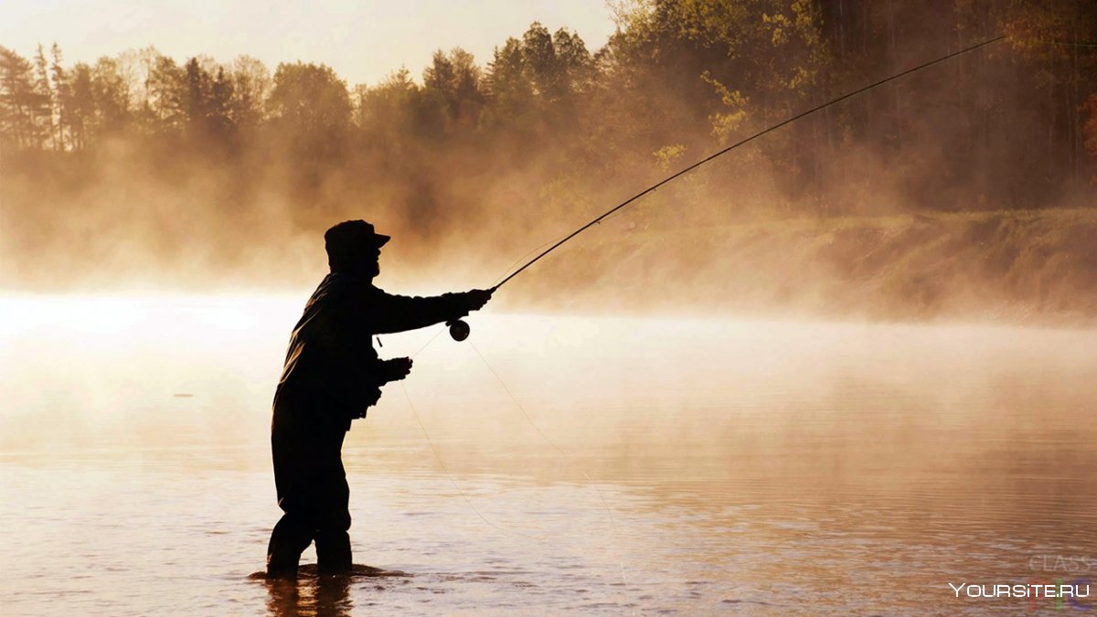 Рыбак на фоне реки