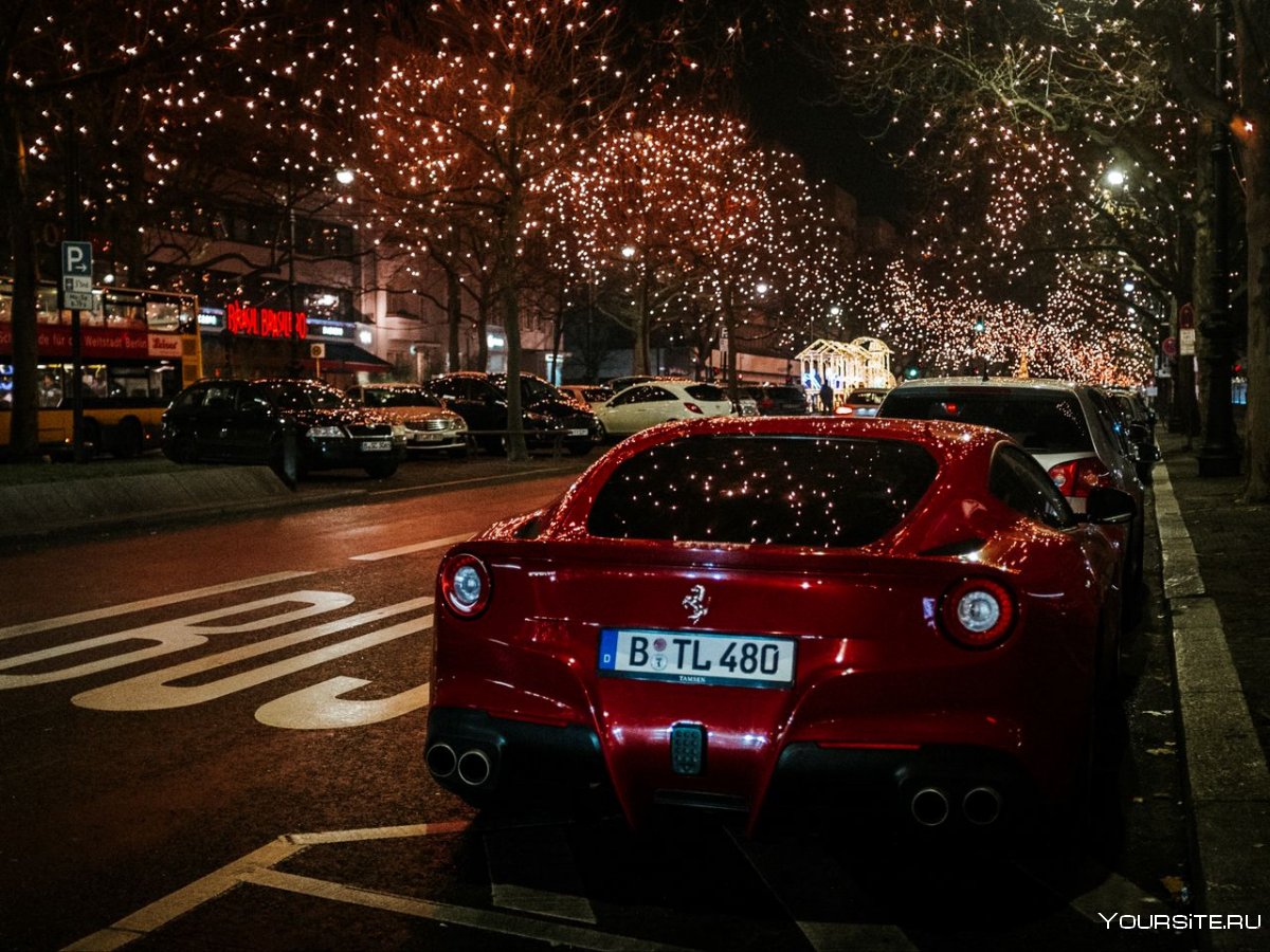 Красная машина ночью