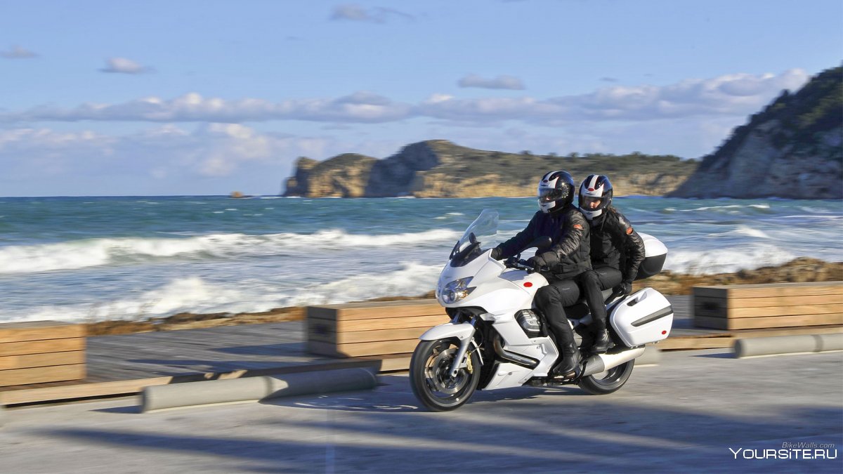 Мотоцикл на берегу моря