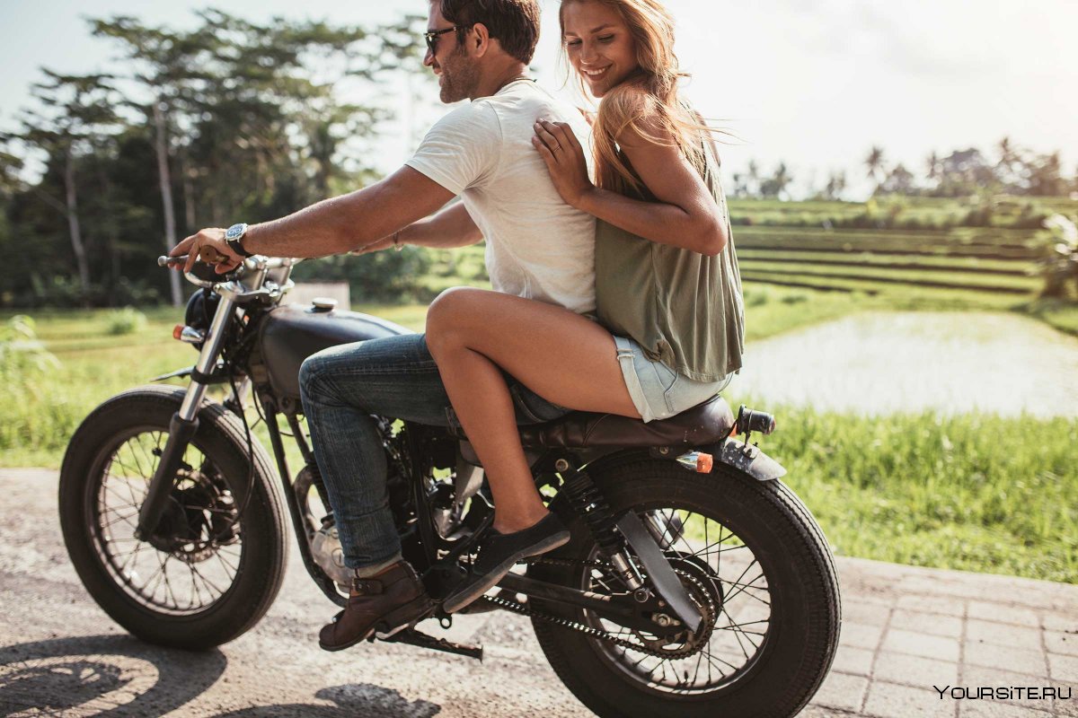 Молодая пара на мотоцикле