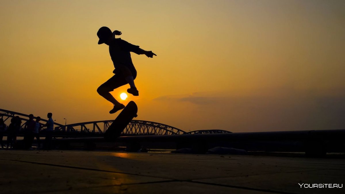 Скейтбордист на закате
