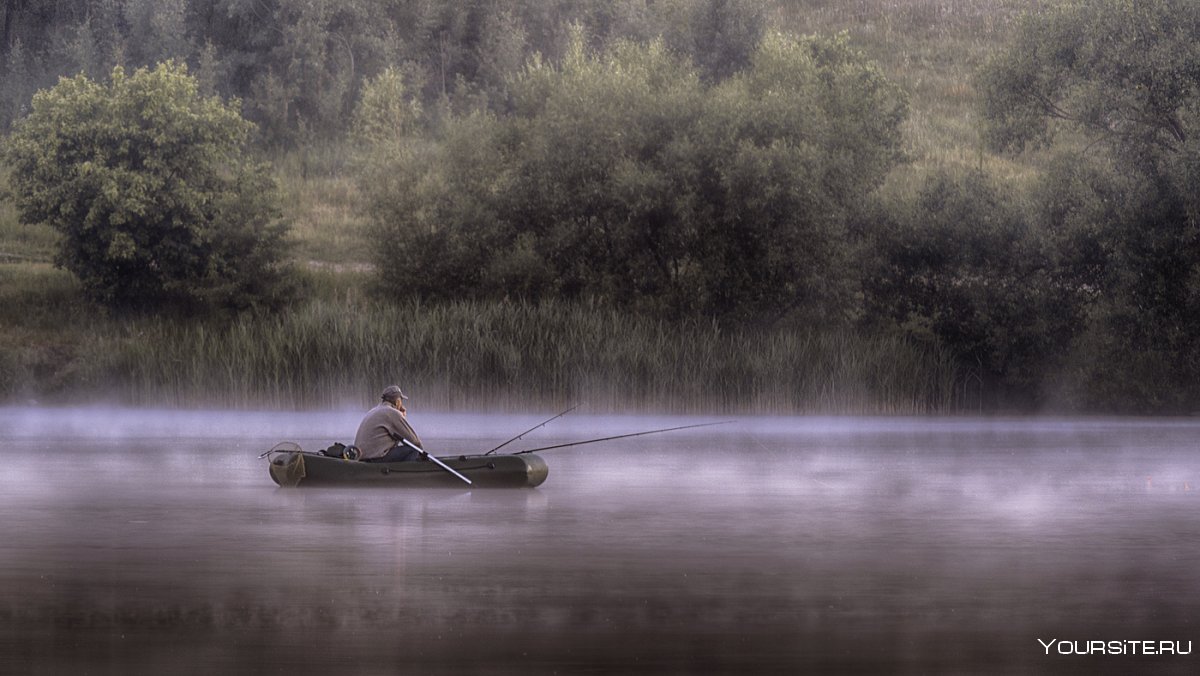Рыбак на лодке в тумане