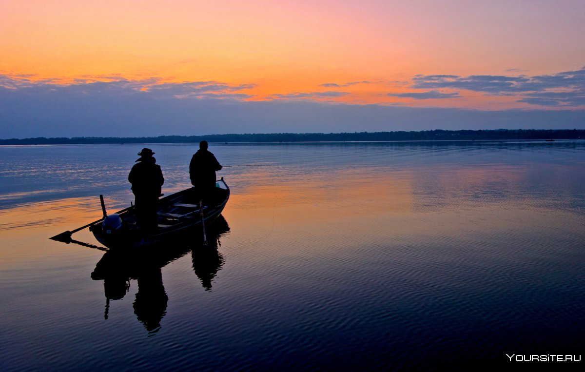 Рыбалка на закате в лодке