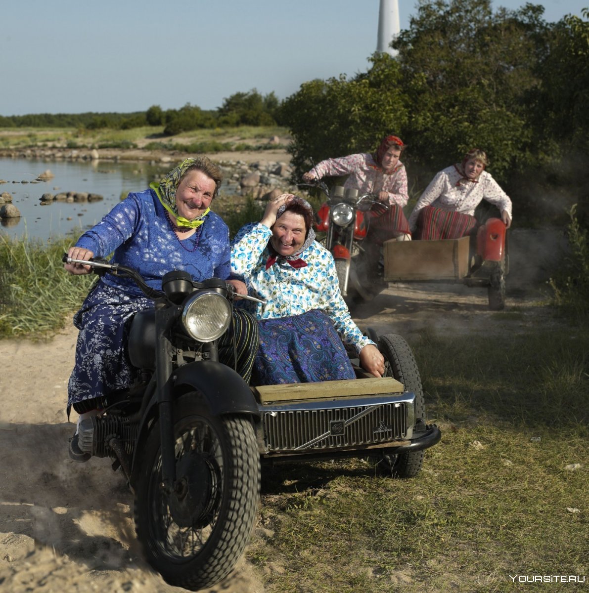 Бабушки на мотоцикле с коляской