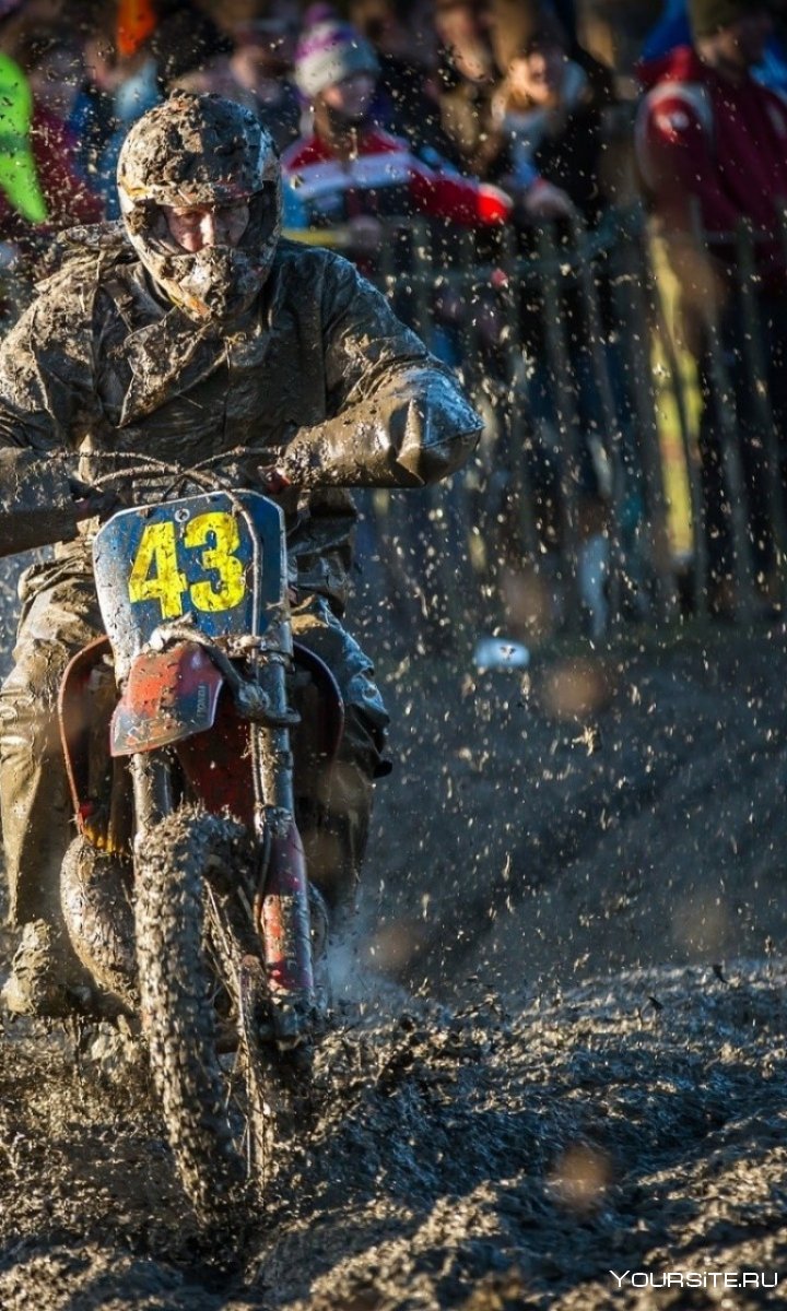 Гоночные мотоциклы в грязи