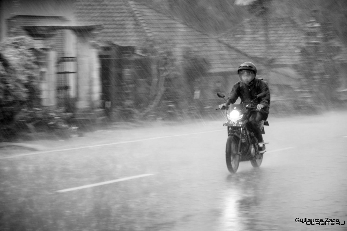 Дождь на мотоцикле бандит