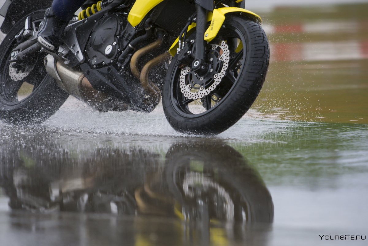 На мотоцикле в дождь