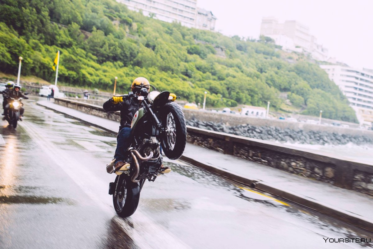 Мотоциклист в дождь