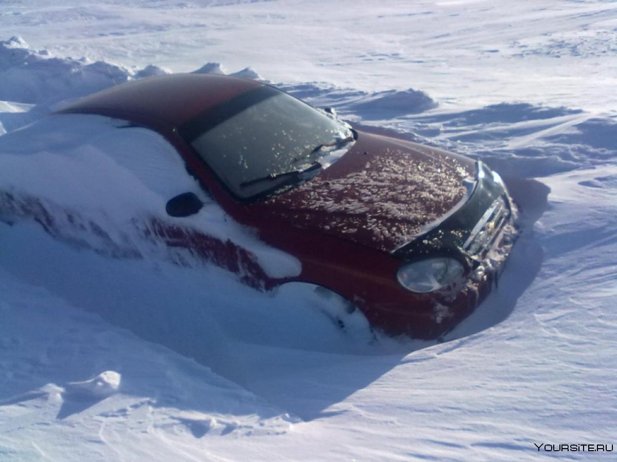 Машина в снегу замерзший