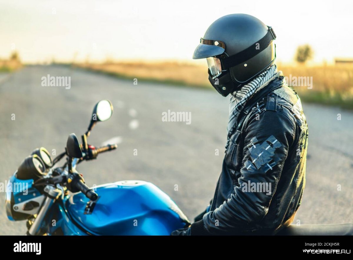 Мотоциклист в пустыне в шлеме