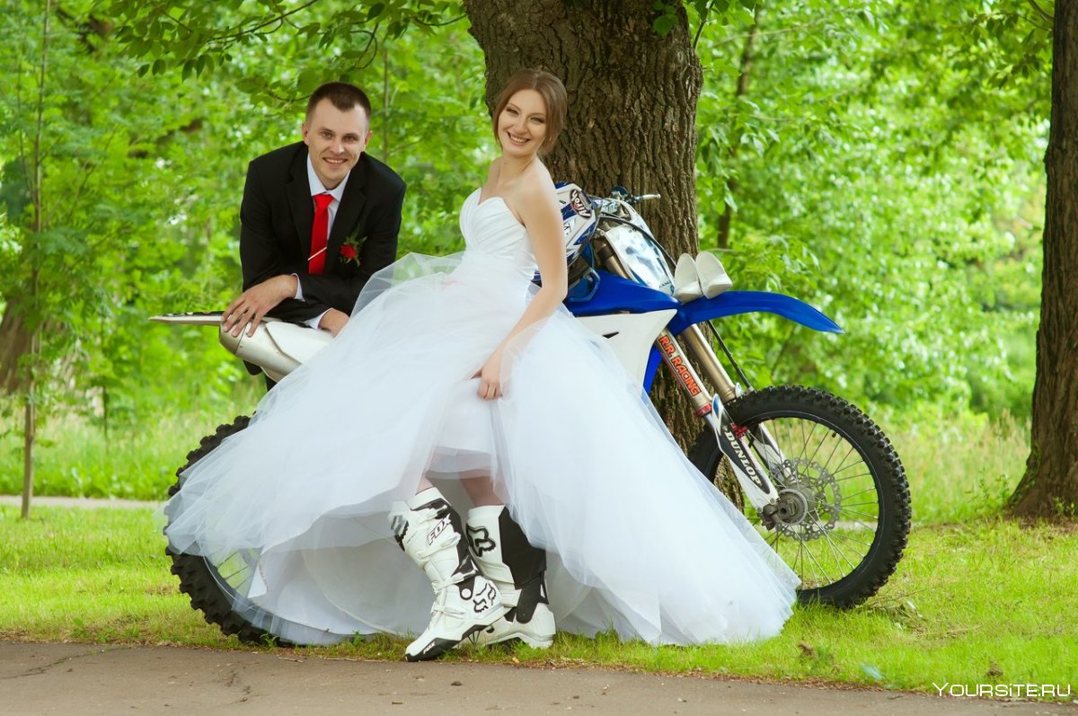 Жених и невеста на мотоцикле фото