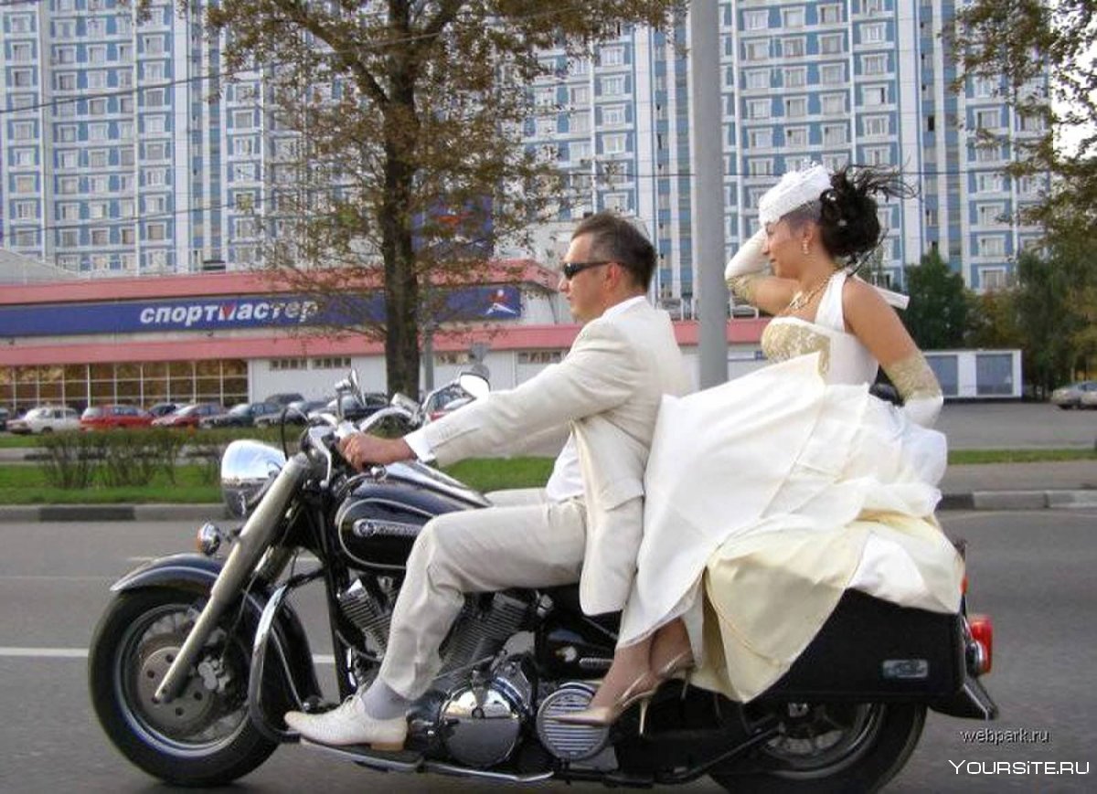 Девушка в длинном платье на мотоцикле