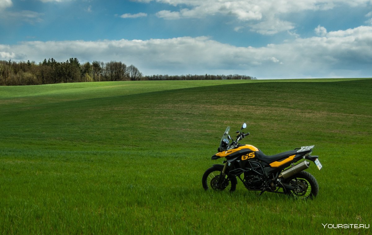 Мотоцикл в поле