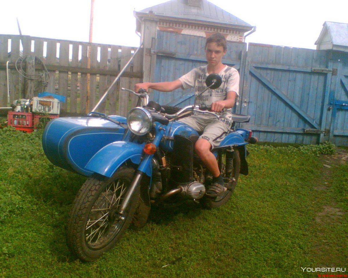 Мотоцикл в деревне
