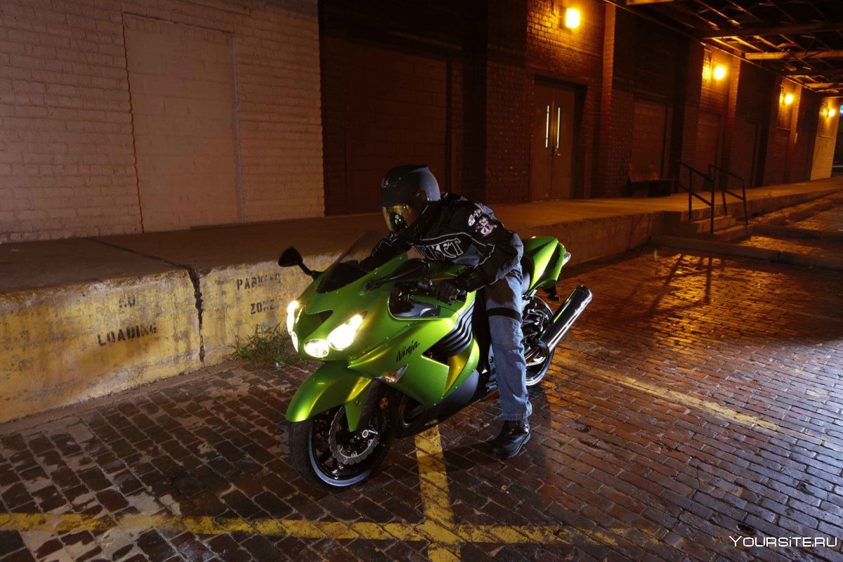 Мотоцикл ZZR 400 ночью