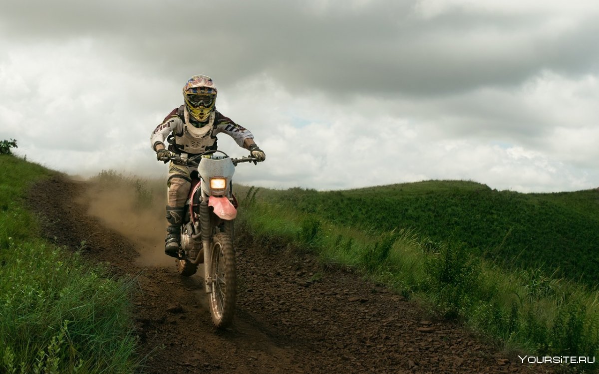Кроссовый мотоцикл в грязи