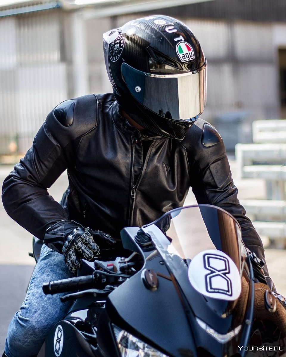 Мотоциклист в шлеме