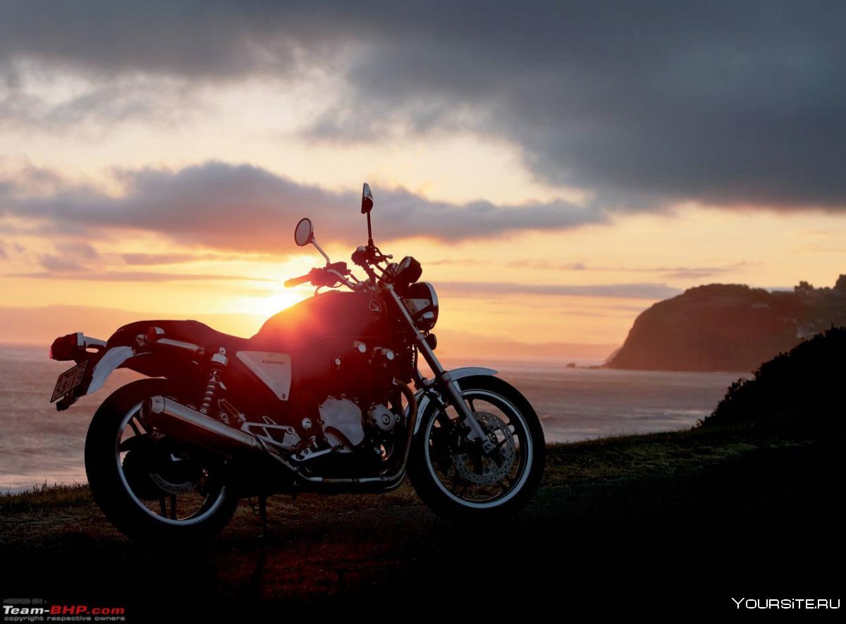 Мотоциклы на фоне пейзажа
