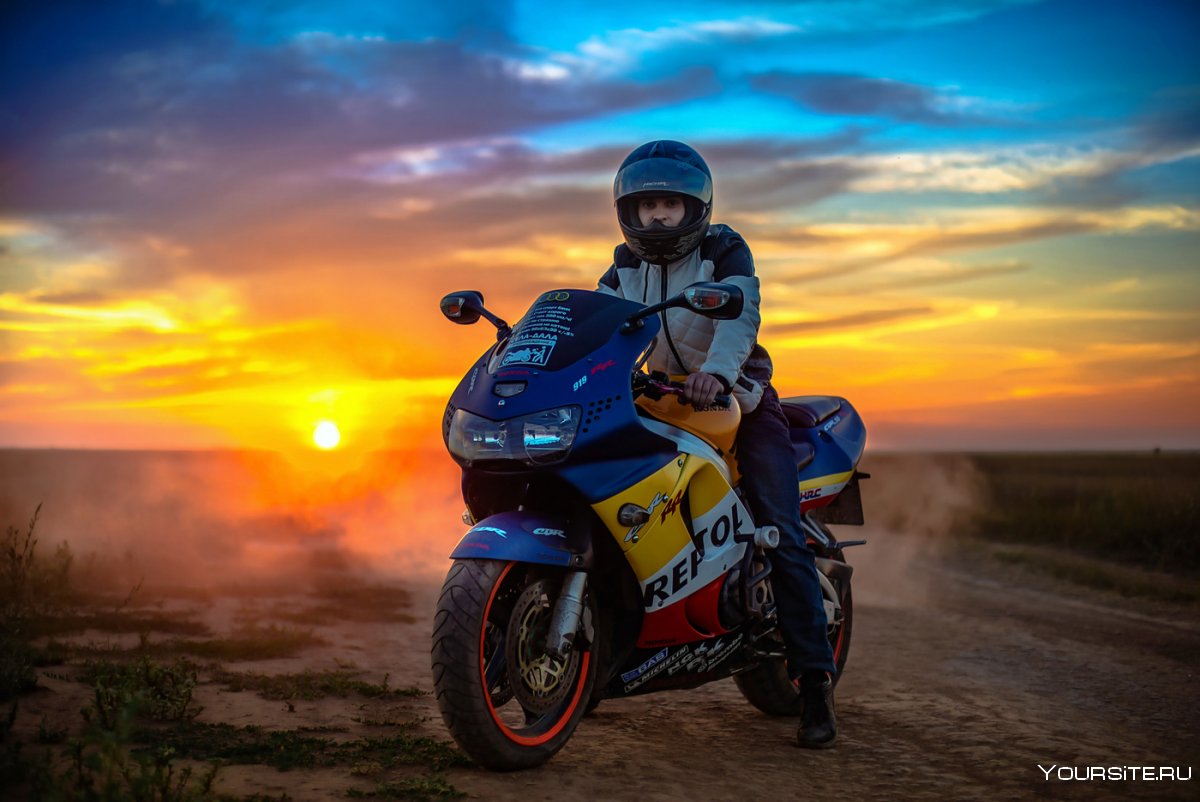 Мотоцикл спорт на закате