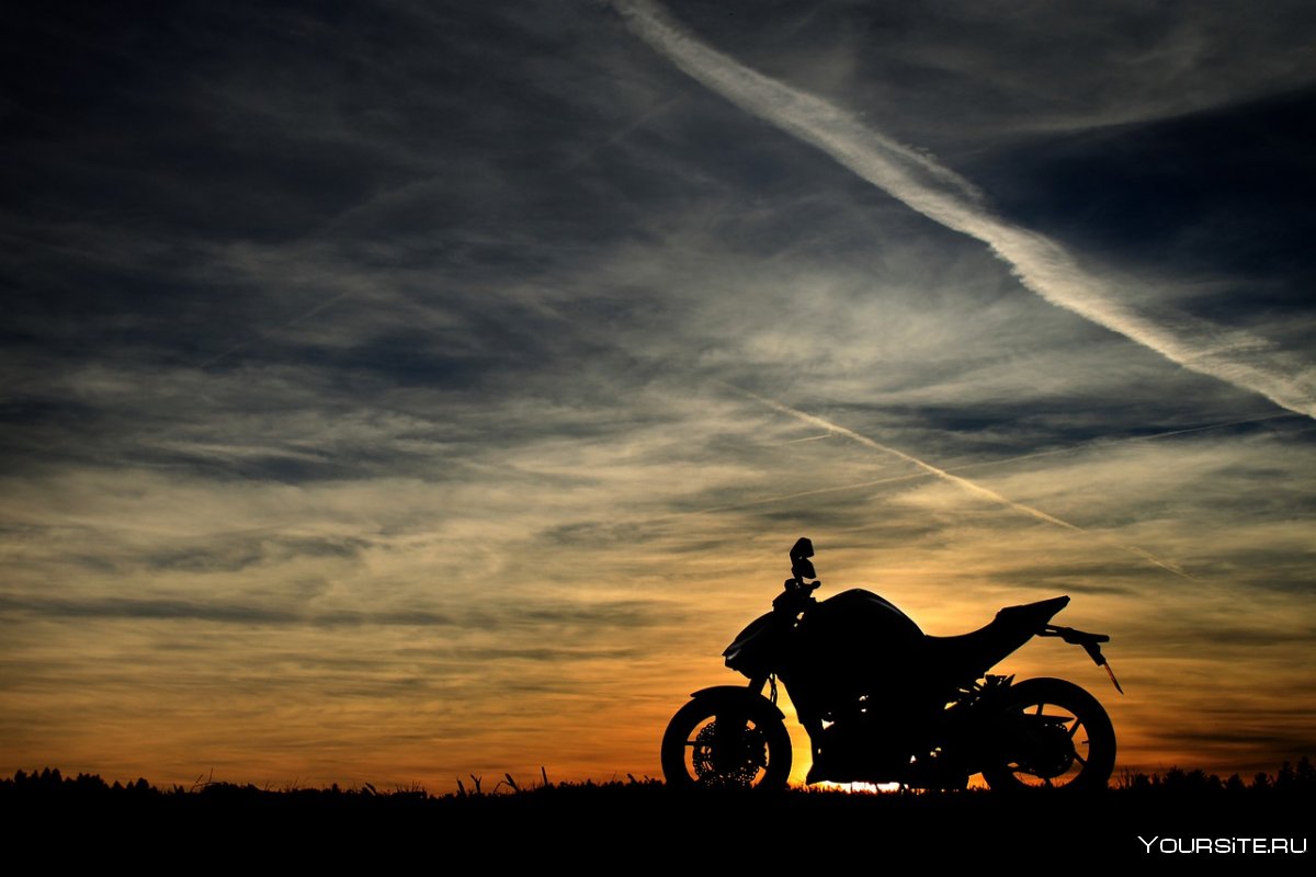 Красивый закат и мотоцикл