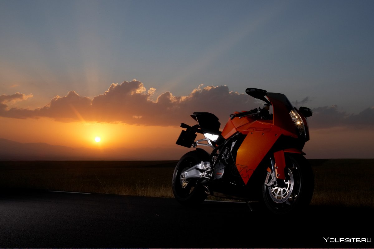 Красивый закат и мотоцикл