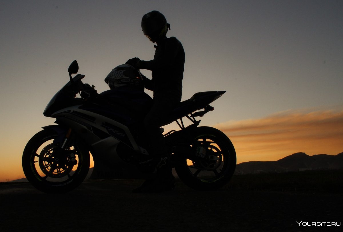 Силуэт мотоцикла на закате