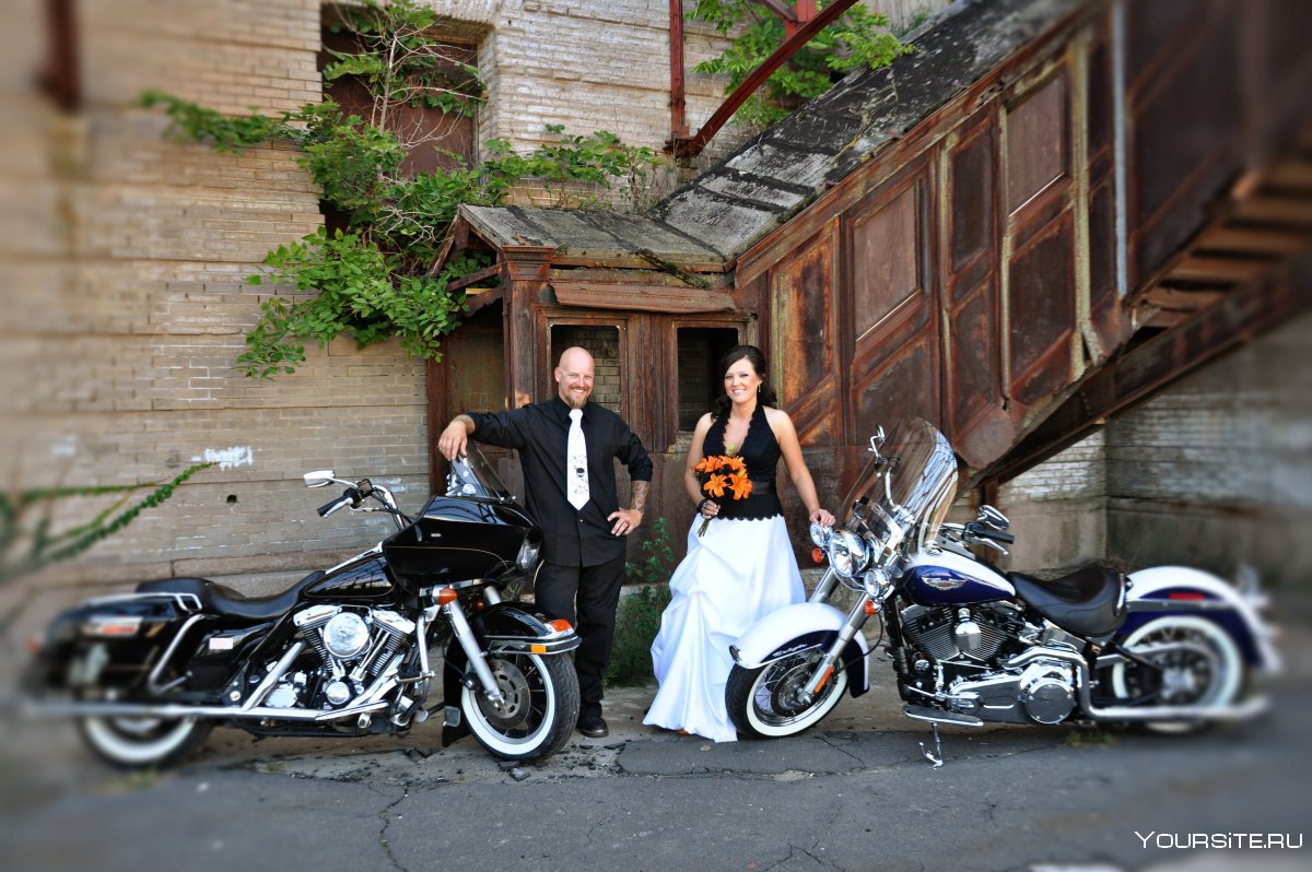 Жених и невеста на мотоцикле