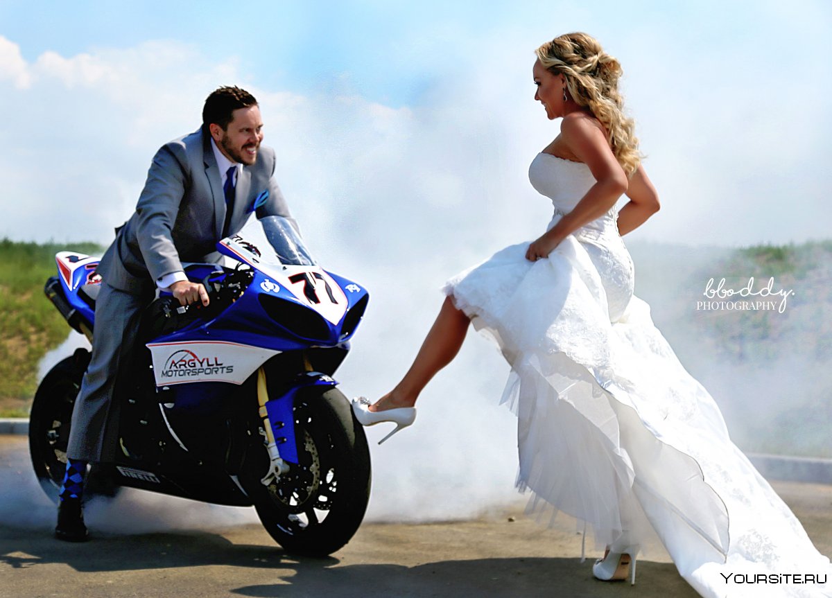 Жених и невеста на мотоцикле