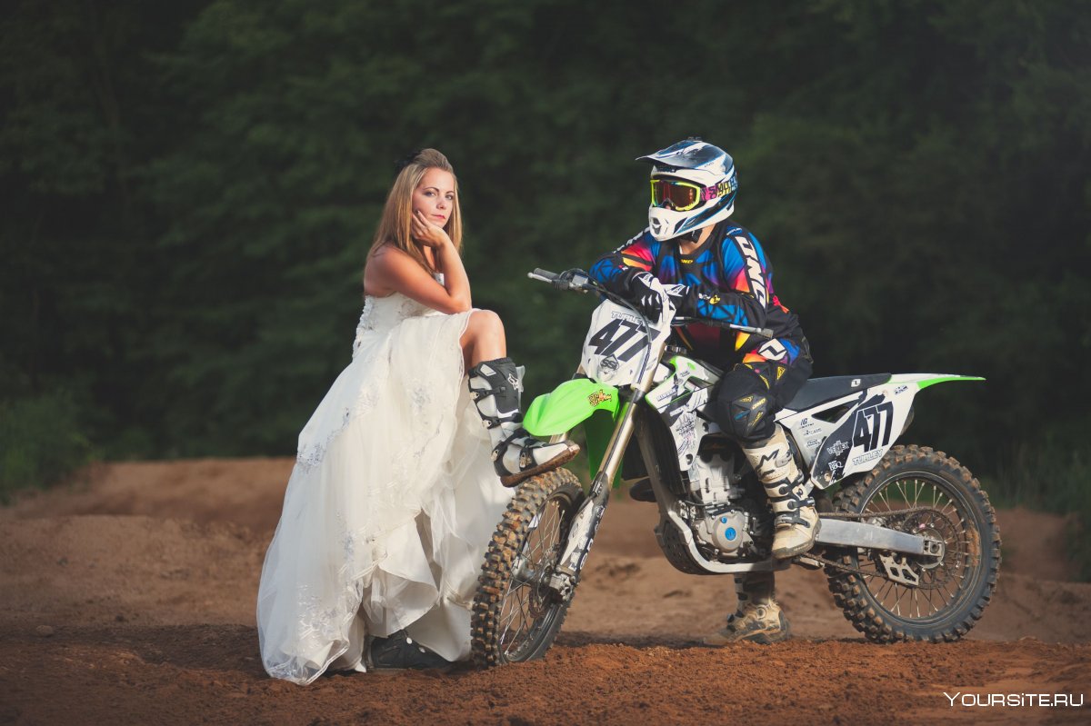 Мотоцикл на дыбах с девушкой
