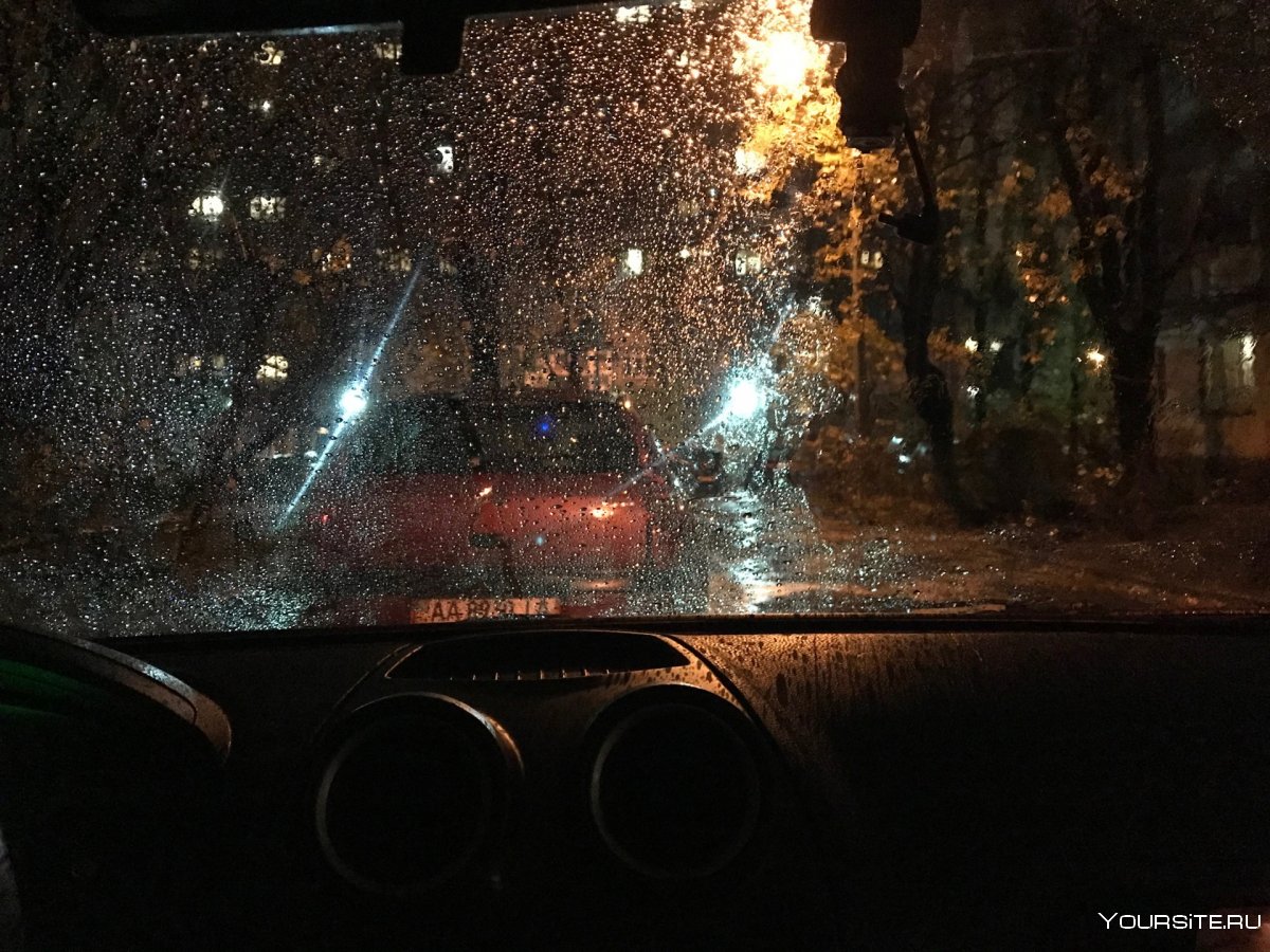 Дождь из окна машины ночью