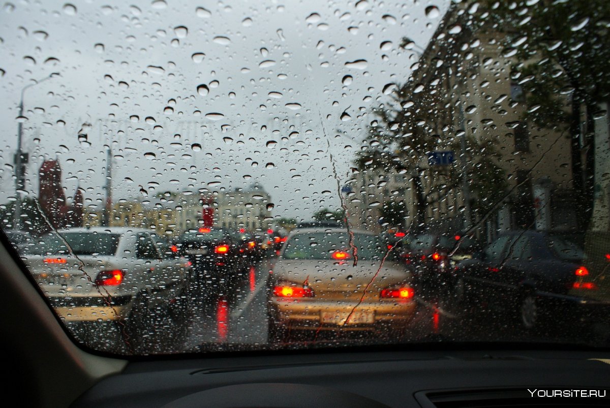 Дождь на окне машины
