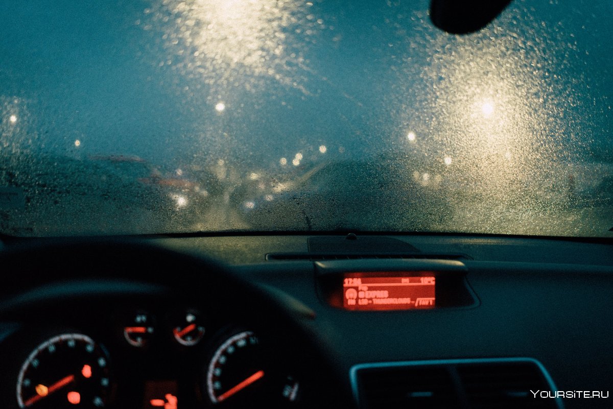 Дождь из машины ночью