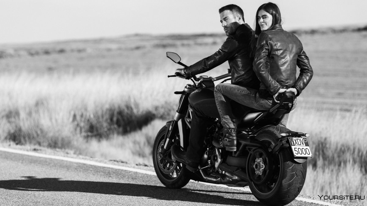 Байкер с девушкой на мотоцикле