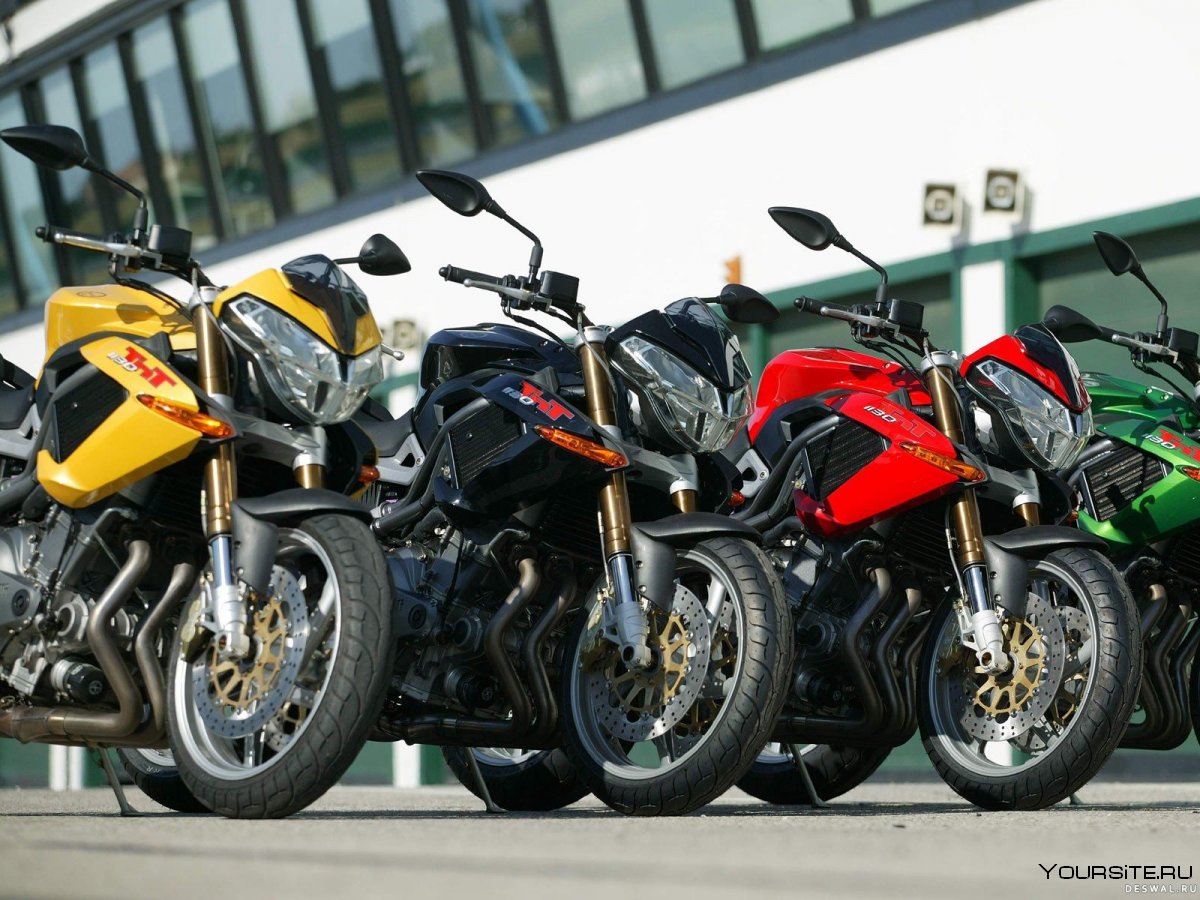 Мотоциклы в ряд
