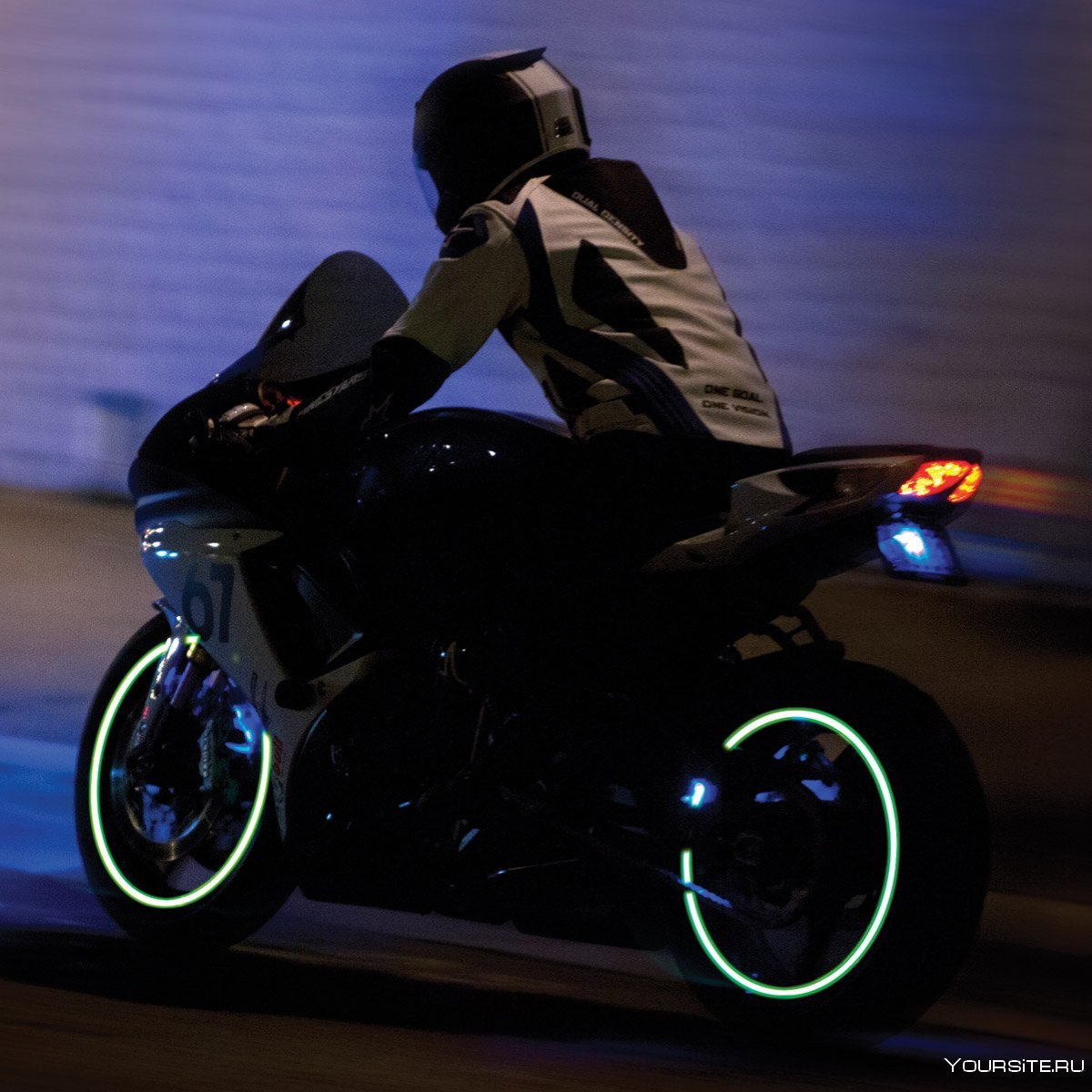 Парень на мотоцикле ночью