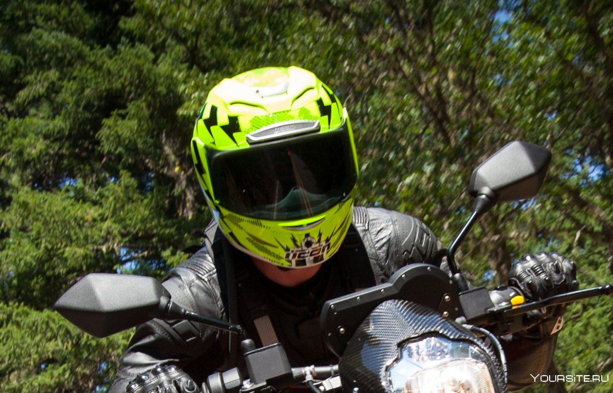 Мотоциклист в шлеме