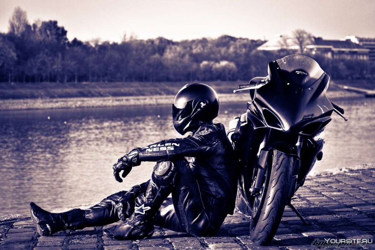 Парень на мотоцикле в шлеме
