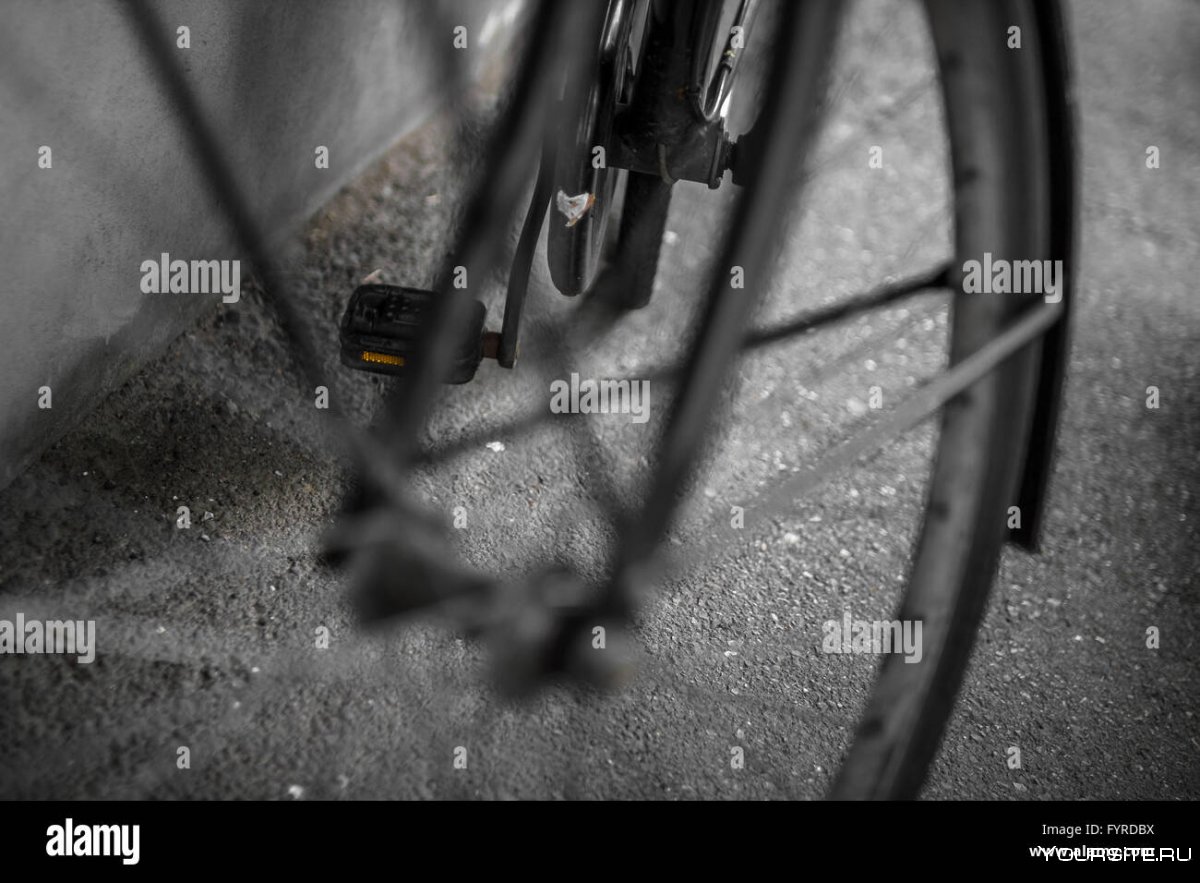 Пробитое колесо велосипеда ночью