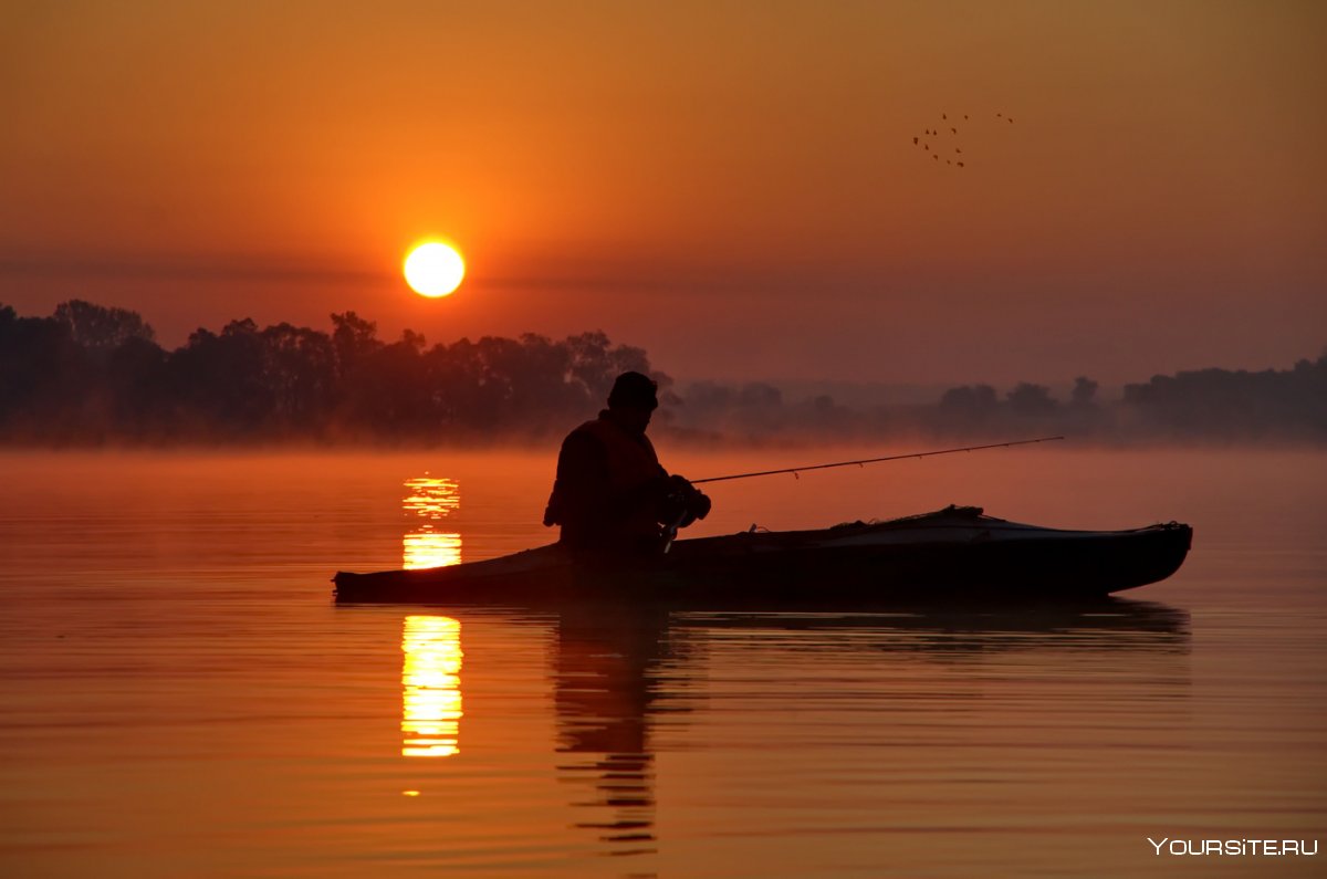 Рыбак в лодке на рассвете